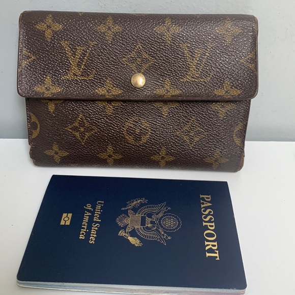 Louis Vuitton Handbags - 2000 authentic Louis Vuitton large wallet / passport wallet - slight smoke smell
